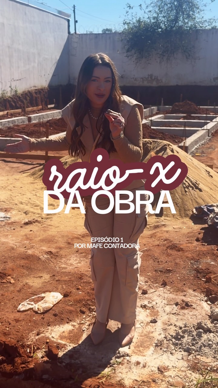 Maria Fernanda apresentando o quadro Raio-X da Obra em uma construção